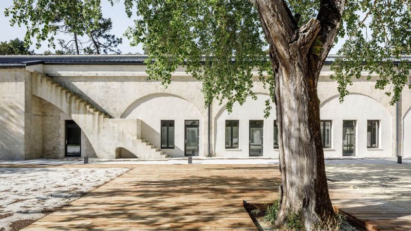 fort_des_saumonards_ar_studio_exterieur_cours_facade_pierre_arbre